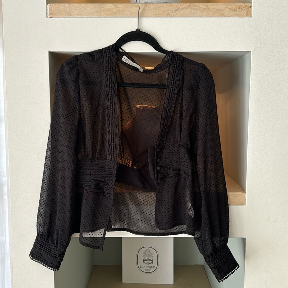 SOLD OFFLINE / Not for sale anymore: Zara black top